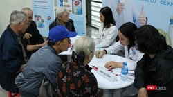 Nhân viên y tế tư vấn về chế độ dinh dưỡng cho bệnh nhân đái tháo đường.