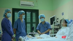 Bác sĩ giúp chị H. tập phục hồi chức năng tại giường (Ảnh: Quang Hùng)