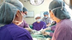 Các bác sĩ phẫu thuật chữa dị tật thầm kín cho chị T. (Ảnh: Bác sĩ Nguyễn Đình Minh)