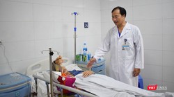 Bác sĩ Vũ Xuân Hùng thăm khám cho bệnh nhân.