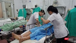 Bác sĩ của Bệnh viện Hữu nghị Việt Đức cấp cứu cho nạn nhân tai nạn giao thông.