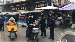 Cảnh sát địa phương canh gác nghiêm ngặt trước chợ hải sản bị đóng cửa ở Vũ Hán do bị nghi ngờ là nguồn lây bệnh viêm phổi lạ (Ảnh: Yangtze Daily - SCMP)