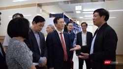 Thứ trưởng Bộ Y tế Đỗ Xuân Tuyên (bên phải) cùng đoàn công tác của Bộ Y tế làm việc tại Bệnh viện Bạch Mai.