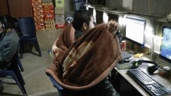 Game thủ trùm chăn trong quán net vì đam mê cày game