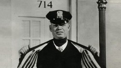 Áo khoác có lò sưởi điện bên trong dành cho cảnh sát giao thông ở Mỹ năm 1932.
