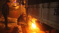 Hình ảnh tài xế đốt lửa dưới bình nhiên liệu khiến nhiều người đi qua phải rùng mình. Ảnh: Otofun