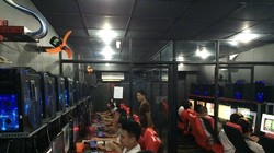 Dù ngồi trong phòng kín, nhưng áo ấm cũng không đủ ngăn được cái rét len lỏi khắp nơi. Game thủ này đã phải đắp thêm cho mình một chiếc chăn mỏng để có thể tiếp tục bám trụ.