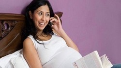 Mẹ bầu không nên tiếp xúc quá nhiều với điện thoại.