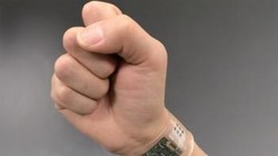 Thiết bị cảm biến  chỉ dựa trên các chỉ số đo được qua mồ hôi ở cổ tay.