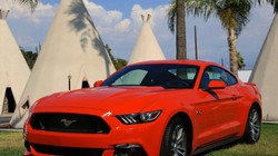 2016 Ford Mustang có động cơ V6, kiểu dáng khỏe khoắn, hiện đại. Giá khởi điểm của dòng xe này là 24.145 USD (chưa kể thuế, phí).