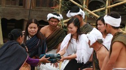 Nếu cả hai dòng họ đồng ý, trước khi cưới một ngày, buôn làng tổ chức một đêm hội gọi là "Đêm hội bắt chồng".