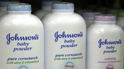 Johnson & Johnson bồi thường 72 triệu USD vì phấn rôm gây ung thư