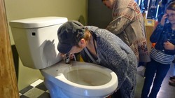 Loài người sẽ uống nước bồn cầu trong tương lai