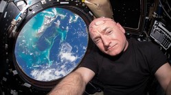 Theo BBC, khoang đổ bộ của tàu Soyuz đã đưa Scott Kelly trở về Trái Đất và đáp xuống Kazakhstan vào sáng hôm nay, sau 340 ngày ông sống trên ISS. Kelly, 51 tuổi, trở thành phi hành gia người Mỹ phục vụ nghiên cứu lâu nhất trong không gian, phá vỡ kỷ lục t
