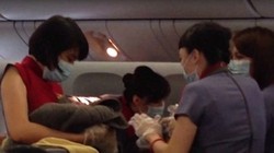 Hy hữu bé trai sinh ở độ cao 10 ngàn mét trên bầu trời Việt Nam