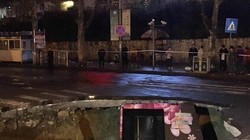 Chiếc xe bus lao đầu xuống hố tử thần.