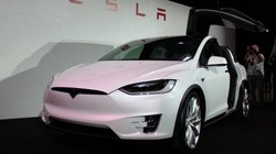 Cận cảnh nhà máy sản xuất xe hơi với 150 robot của Tesla