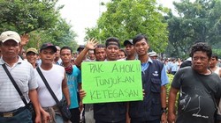 Các lái xe yêu cầu Ahok, biệt danh của ông Purnama, giúp đỡ họ bằng việc quản lý chặt Uber, Grab