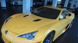 Được sản xuất từ năm 2010-2012, LFA là mẫu siêu xe đầu tiên của Lexus và đã được "thai nghén" từ năm 2000. Trong đó, phiên bản Lexus LFA Nurburgring Edition còn mạnh mẽ và tốc độ hơn, được thiết kế để chinh phục đường đua Nurburgring nổi tiếng ở Đức.