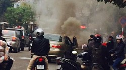 Xe ô tô bốc cháy trên trên đường Nguyễn Hữu Thọ (bán đảo Linh Đàm) - Ảnh: Đ.T