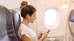 Hầu hết chuyến bay thương mại đều không cho phép hành khách sử dụng điện thoại di động trong chuyến bay.