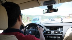 Video: Tài xế mất bình tĩnh khi ngồi ghế lái xe sang BMW