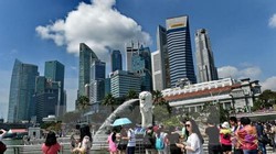 Du khách đến Singapore phải lấy dấu vân tay khi xuất nhập cảnh. Ảnh: TTXVN