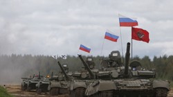 Mạn sườn của T-80 che phủ lớp rèm cao su bảo vệ chống tác động của đạn.