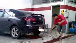 Một chiếc xe được chăm sóc tại garage tư nhân trong mùa nóng