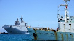 Tàu Marshal Gelovani neo tại Cảng Quốc tế Cam Ranh, cạnh tàu Tonnerre của Pháp đã tới đây trước vài giờ