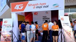 Nhiều thuê bao đã đến điểm trải nghiệm 4G của Viettel để sử dụng dịch vụ.