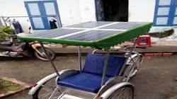 Tấm pin năng lượng mặt trời nhận ánh sáng mặt trời, nó sẽ chuyển thành điện năng chạy qua bộ điều khiển sạc và tiếp tục chuyển đến bình ắc-quy dự trữ điện và dòng điện được chuyển qua bộ điều khiển để cuối cùng tạo ra động cơ cho xe xích lô chạy.