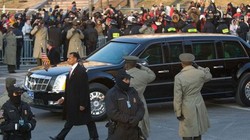 Video: Obama duỗi chân, chuyện phiếm trong limousine 'Quái thú'