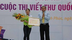 Thứ trưởng Bộ TT&TT Nguyễn Minh Hồng trao giải Nhất cho em Nguyễn Thị Thu Trang, học sinh lớp 9B, trường THCS Nguyễn Trãi, huyện Nam Sách, tỉnh Hải Dương