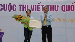 Thứ trưởng Bộ TT&TT Nguyễn Minh Hồng trao giải Nhất cho em Nguyễn Thị Thu Trang, học sinh lớp 9B, trường THCS Nguyễn Trãi, huyện Nam Sách, tỉnh Hải Dương