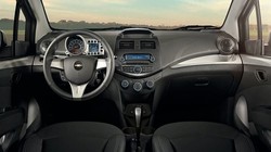 Bên trong nội thất Chevrolet khá thoải mái so với kích thước bên ngoài với tải trọng 238 kg hỗ trợ tốt hơn nhu cầu chuyên chở hàng hóa.