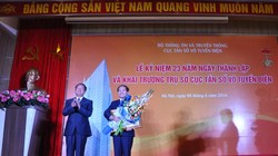 Phó Chủ tịch Quốc hội Đỗ Bá Tỵ trao tặng Huân chương Lao động hạng Nhất cho Cục trưởng Đoàn Quang Hoan