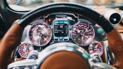 Pagani Huayra là mẫu siêu xe được trang bị thiết kế nội thất có một không hai. Bên trong "thần gió" là sự kết hợp hoàn hảo giữa các vật liệu như da, kim loại, sợi carbon, máy móc trần trụi và màn hình kỹ thuật số.