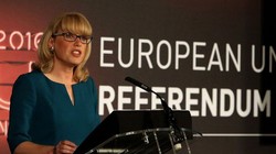Tại Tòa thị chính Manchester, Jenny Watson – trưởng bộ phận kiểm phiếu trưng cầu dân ý về Brexit thông báo việc bỏ phiếu đã kết thúc vào cuối ngày 23/6 (giờ địa phương). Ảnh: PA.