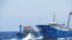 Tàu vỏ sắt to lớn của Trung Quốc (phải) hung hăng tấn công tàu cá vỏ gỗ của Việt Nam (trái) tại Hoàng Sa