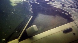 Xe rơi xuống nước là lúc càng cần bình tĩnh để xử lý chính xác nhất.