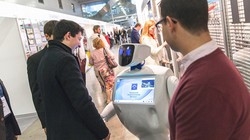 Robot hướng dẫn viên du lịch.