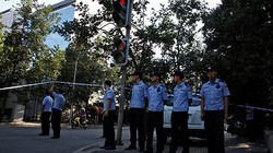 Cảnh sát bảo vệ khu vực gần đại sứ quán Philippines ở Bắc Kinh, Trung Quốc. Ảnh: Reuters