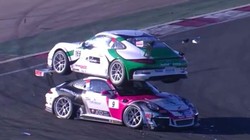 Tuy vụ hai chiếc xe Porsche đâm nhau diễn ra năm 2015 nhưng nay video này mới được công bố và thu hút hàng ngàn lượt xem.