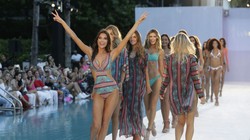 Người mẫu trình diễn đồ bơi ở bãi biển Miami