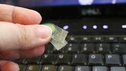 Với một mẩu băng dính nhỏ, bạn có thể lấy tất cả chất bẩn đang nằm trong khe phím.