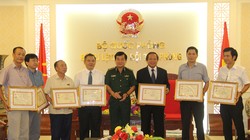 Thay mặt Bộ Tư lệnh Bộ đội Biên phòng, Trung tướng Hoàng Xuân Chiến, Tư lệnh trao tặng Kỷ niệm chương "Vì chủ quyền, an ninh biên giới Tổ quốc"  cho Bộ trưởng Trương Minh Tuấn, nguyên Thứ trưởng Trần Đức Lai và các cá nhân thuộc Bộ