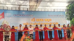  Các đại biểu cắt băng khai mạc Triển lãm