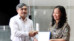 Bà Nguyễn Vũ Hồng Thanh nhận quyết định bổ nhiệm.