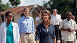 Bill Gates và vợ trong một chuyến từ thiện. Nguồn ảnh: One Coast